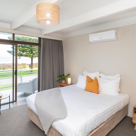 Whispering Sands Beachfront Motel ギズボーン エクステリア 写真