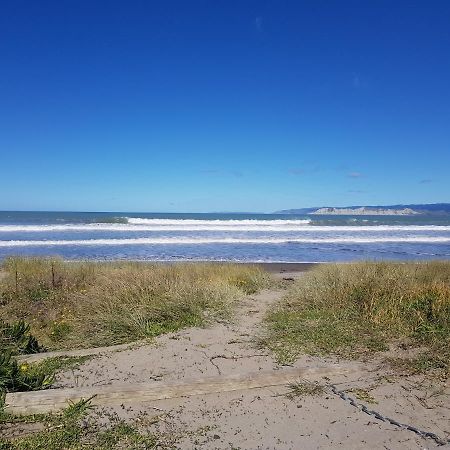 Whispering Sands Beachfront Motel ギズボーン エクステリア 写真