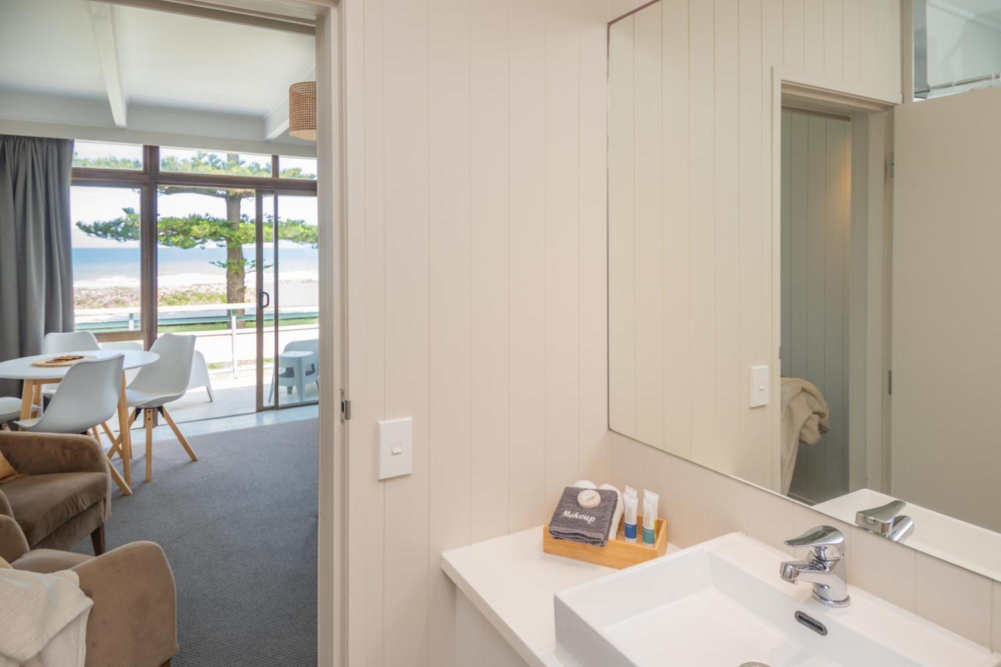 Whispering Sands Beachfront Motel ギズボーン エクステリア 写真