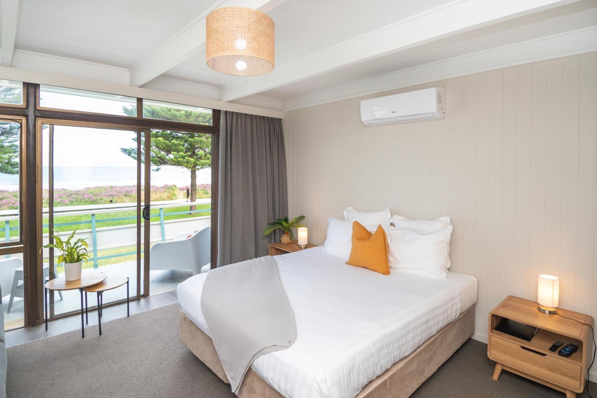 Whispering Sands Beachfront Motel ギズボーン エクステリア 写真