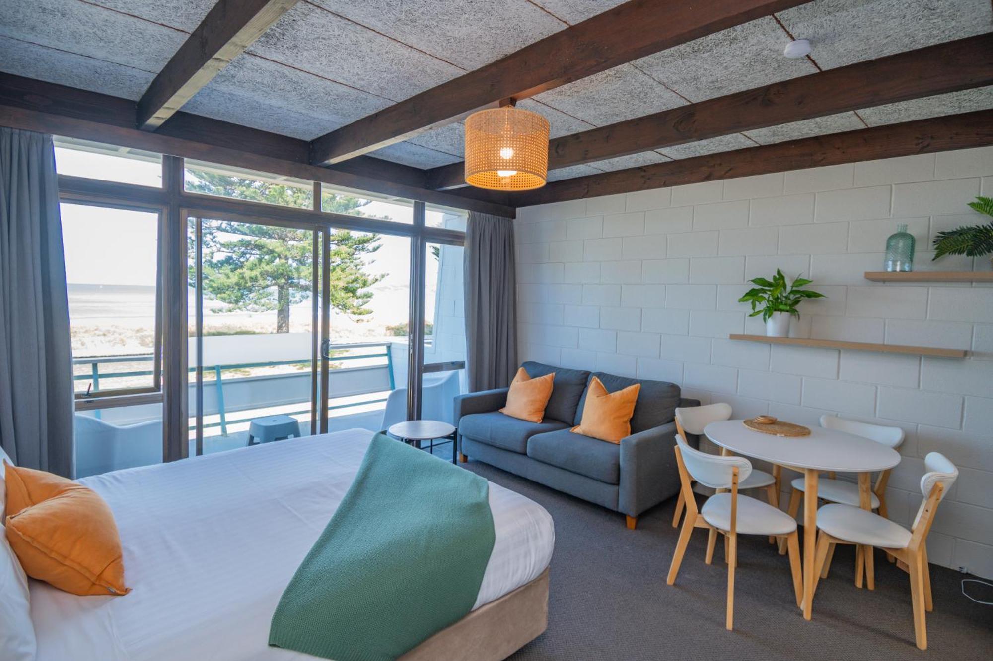 Whispering Sands Beachfront Motel ギズボーン エクステリア 写真