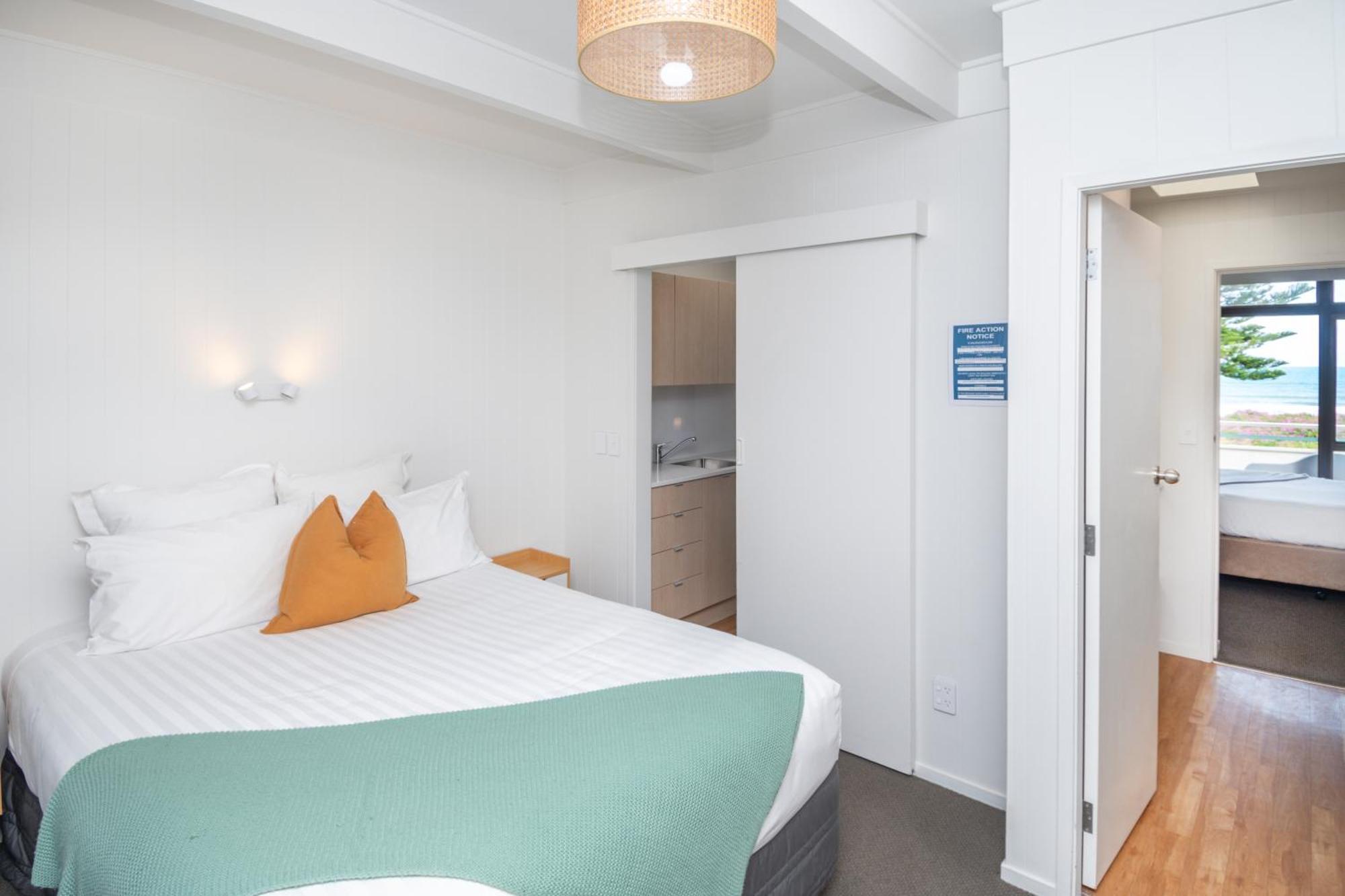 Whispering Sands Beachfront Motel ギズボーン エクステリア 写真