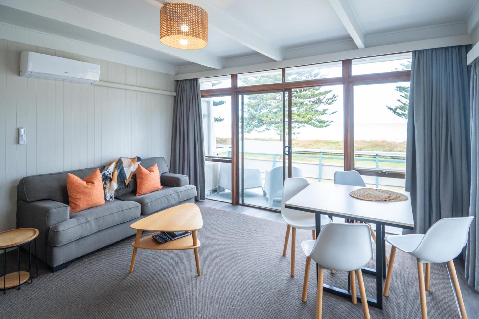 Whispering Sands Beachfront Motel ギズボーン エクステリア 写真