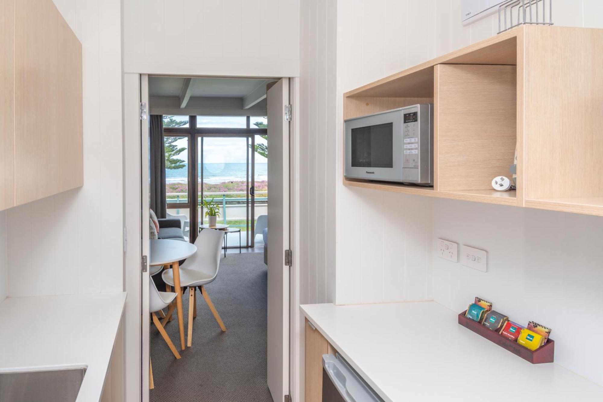 Whispering Sands Beachfront Motel ギズボーン エクステリア 写真