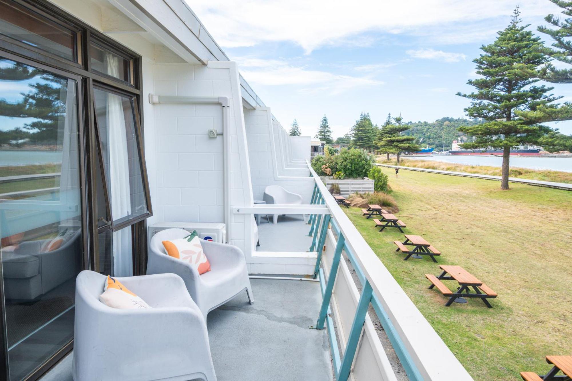 Whispering Sands Beachfront Motel ギズボーン エクステリア 写真