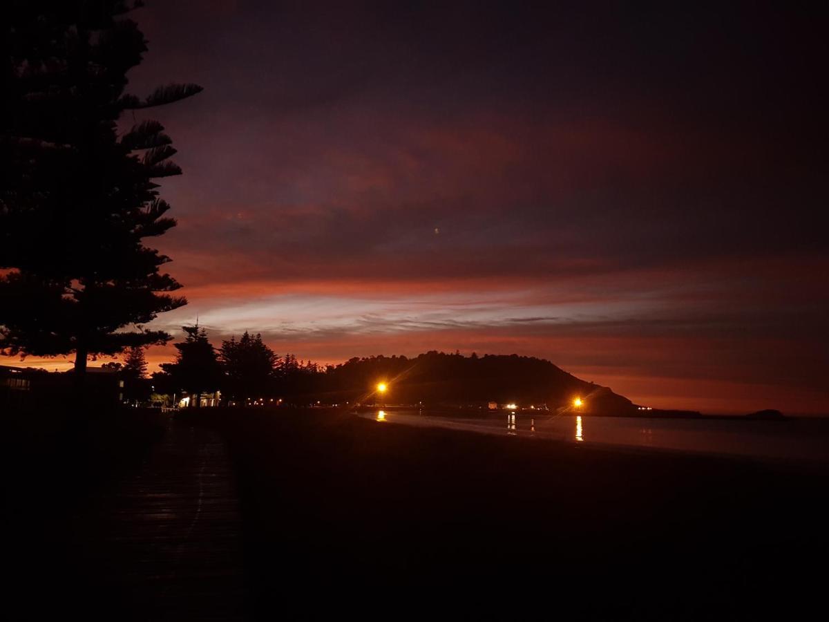 Whispering Sands Beachfront Motel ギズボーン エクステリア 写真